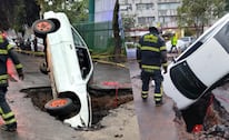 ¿Trágame tierra? Automóvil se hunde en socavón frente al Hospital 27 del IMSS en Tlatelolco