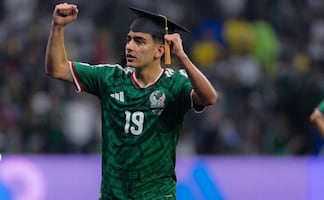 ¡Cambió el balón por el birrete! Captan a Gilberto Mora en su graduación de la prepa y conmueve