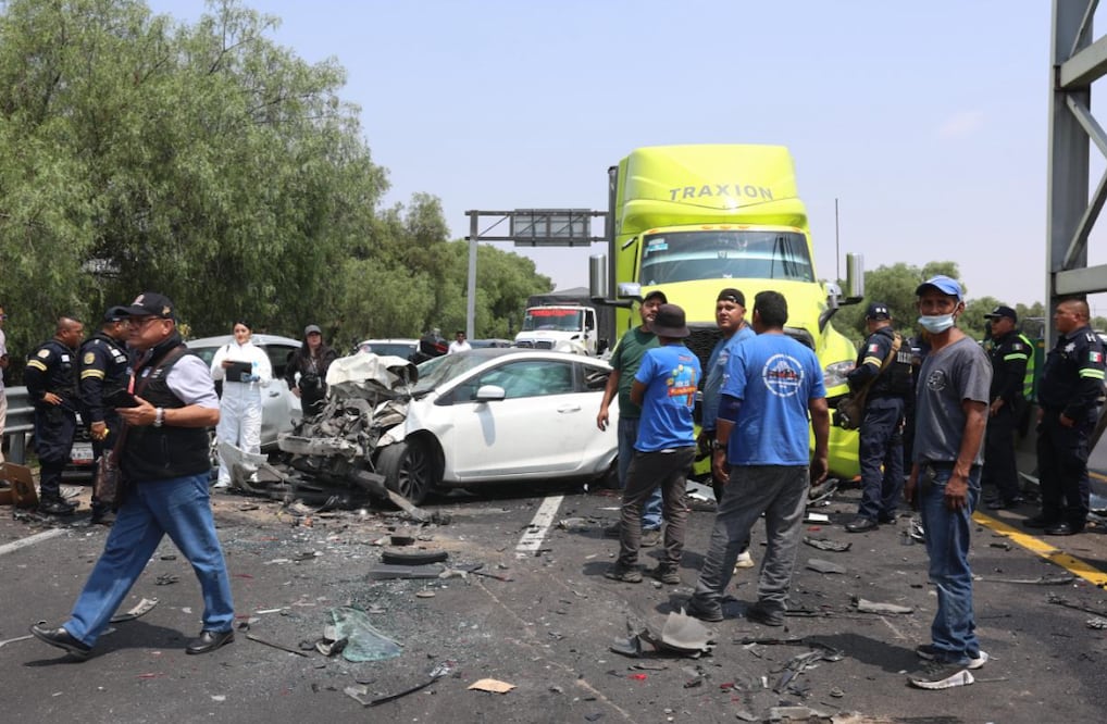 Carambola en el Circuito Exterior Mexiquense deja un muerto y 13 lesionados, en Ecatepec (Foto: Osmar Alvarado)