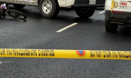 Policía auxiliar muere al derrapar su motocicleta por pavimento mojado, en Viaducto