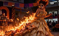 Zaira termina hospitalizada tras incendiarse su vestido de catrina durante un festival de Día de Muertos