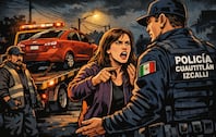 Se le ponchó la llanta y terminó en el corralón: El calvario de una mujer con grúas y policías en Edomex