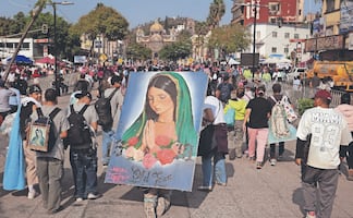 La historia de Silviano, el peregrino que viaja con muletas a la Basílica de Guadalupe