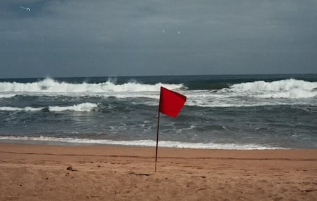 ¿Qué significan los colores de las banderas en playas? Guía clave para Semana Santa