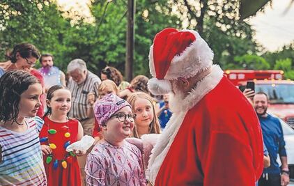 Vecinos celebran Navidad en julio por una niña con cáncer, ¿cuánto tiempo le queda?