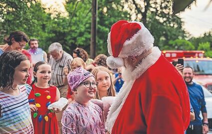 Vecinos celebran Navidad en julio por una niña con cáncer, ¿cuánto tiempo le queda?
