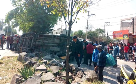 Por echar carreritas chofer de combi se vuelca y deja pasajeros lesionados en Ecatepec