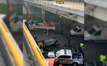 ¡Vuela, vuela! Grúa choca con un automóvil, provocando que cayera de un puente vehicular en Ecatepec