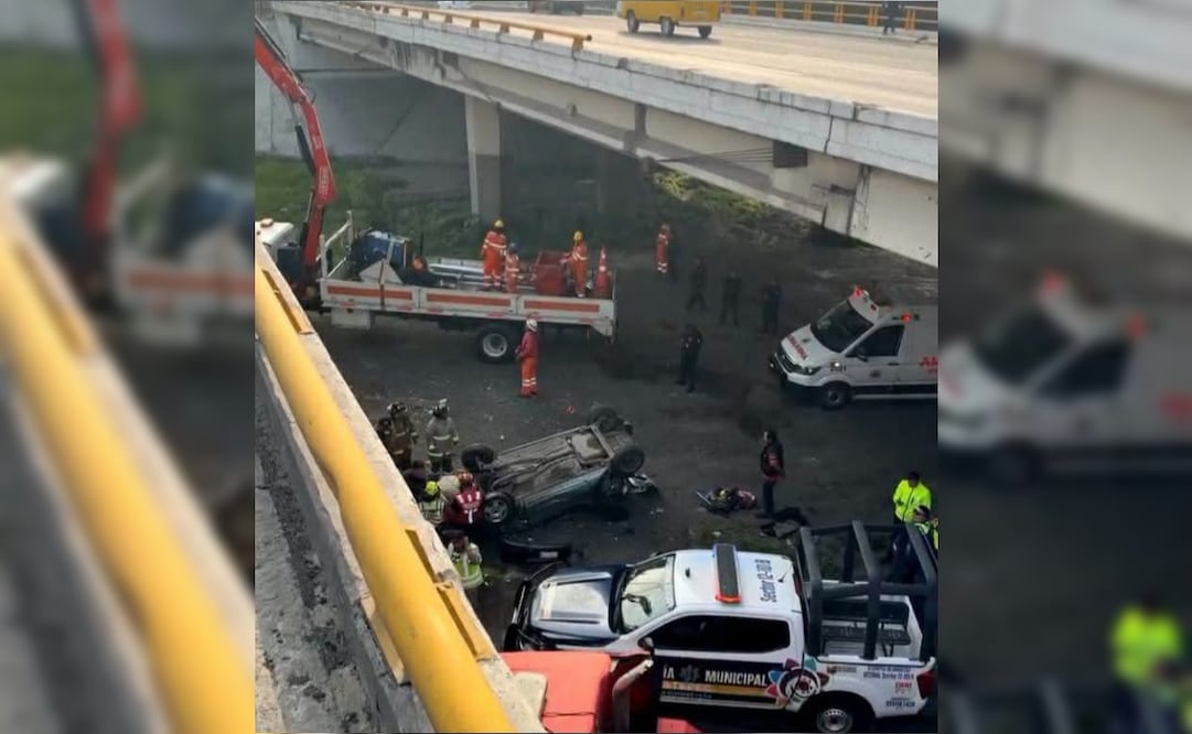 Grúa choca con un automóvil, provocando que cayera de un puente vehicular en Ecatepec. Foto: Especial