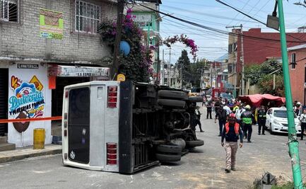 ¿Por qué se volcó un microbús en Iztapalapa? Falla en los frenos y caos en la colonia El Manto