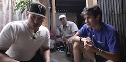 El youtuber Yulay abre su corazón y apoya a una pareja de adultos mayores entregándoles 5 millones de pesos