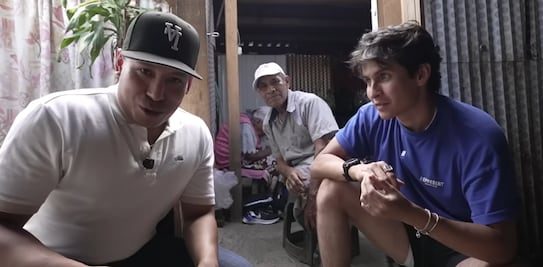 El youtuber Yulay abre su corazón y apoya a una pareja de adultos mayores entregándoles 5 millones de pesos
