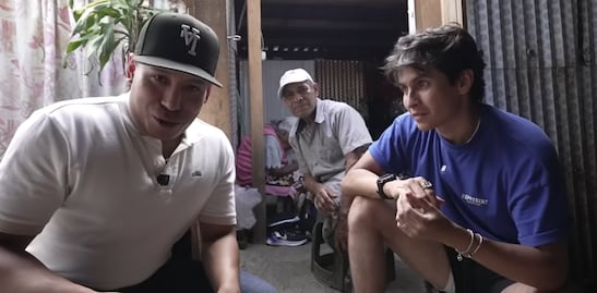 El youtuber Yulay abre su corazón y apoya a una pareja de adultos mayores entregándoles 5 millones de pesos