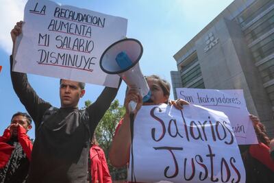 Trabajadores del SAT salen a calle a exigir que pare acoso laboral y bonos de fin de año