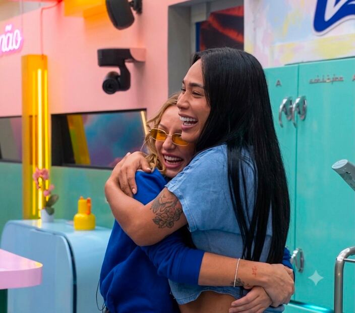 Karina Torres abrazando a Gema Garoa (Vía: Redes)
