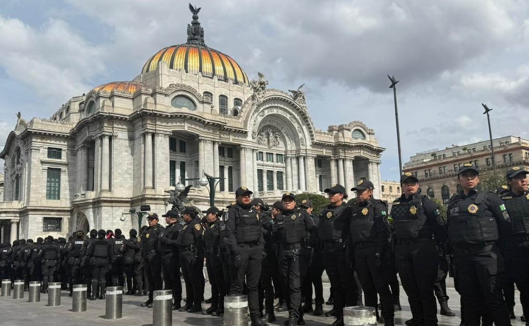 Bellas Artes: Policías y la Marina retiran a comerciantes ambulantes de la Alameda Central