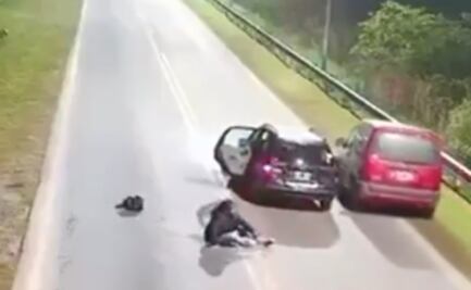 VIDEO: Mujer salta de auto en movimiento al sentirse insegura ¿Qué hizo el chofer de la app?