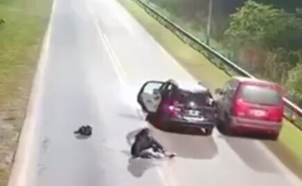 VIDEO: Mujer salta de auto en movimiento al sentirse insegura ¿Qué hizo el chofer de la app?