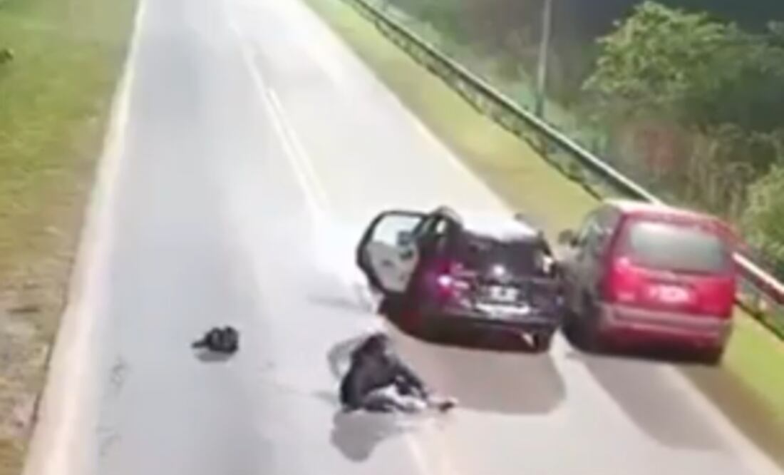 Mujer salta de auto en movimiento. Foto: (Especial)