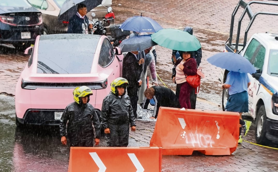 Tesla aplasta a motociclista y lo deja sin vida bajo sus llantas, en Tlalpan (Foto: Osmar Alvarado)