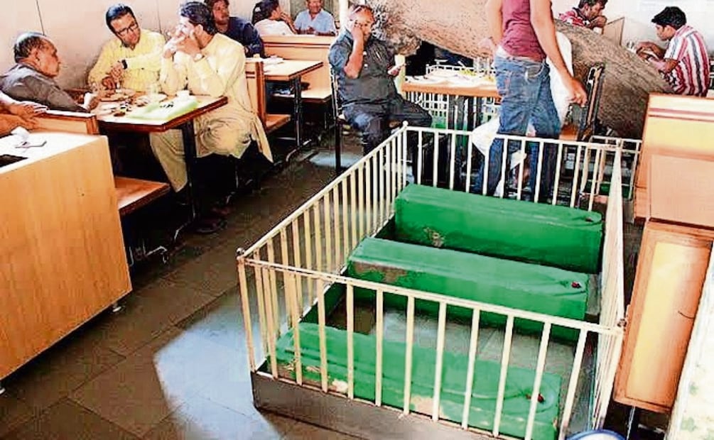 El negocio nació en la década de 1950 como una pequeña tienda de té, pero cuando creció, sus dueños decidieron no destruir las tumbas que ya estaban en el terreno. Foto: BBC Mundo e Instagram