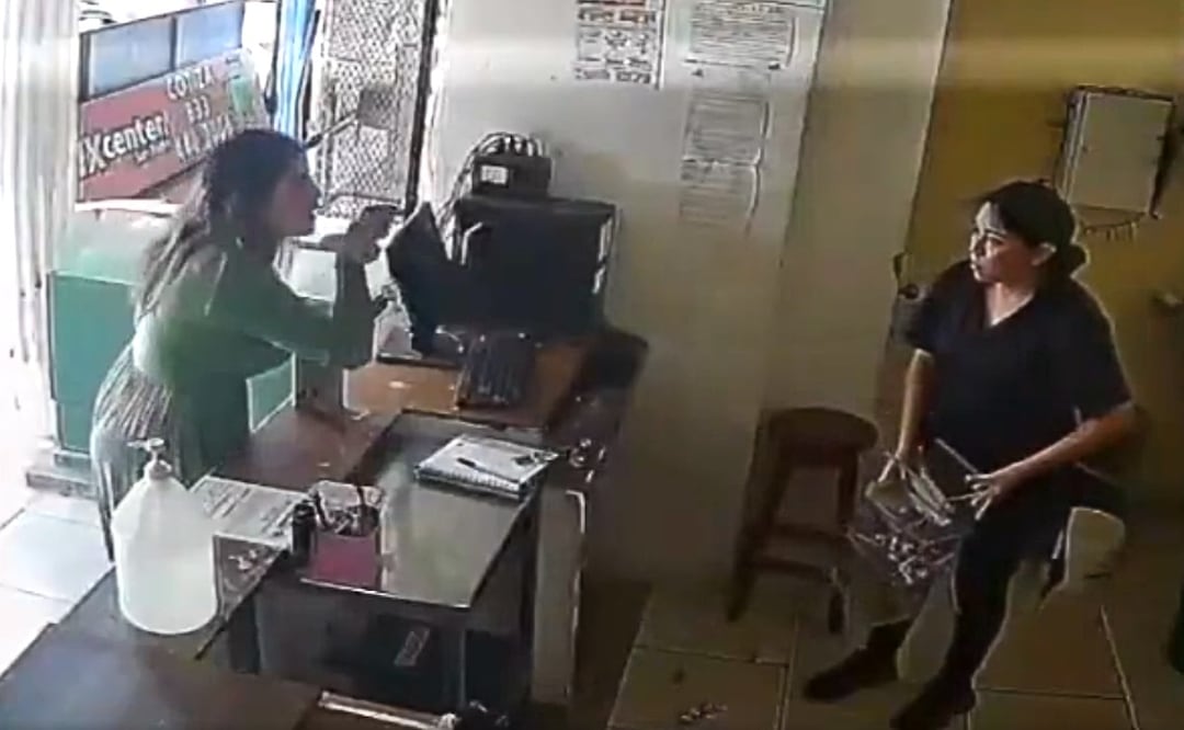 Video: Mujer agrede a empleada de un local de comida porque no le gusto como la atendió, en Tampico