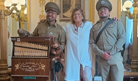 Denisse de Kalafe lleva "Señora, señora" a los organilleros, ¿listos para dedicarla este 10 de mayo?