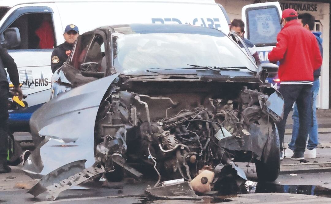 Conductor de un Audi se pasa el alto y embiste a otro vehículo en alcaldía Cuauhtémoc