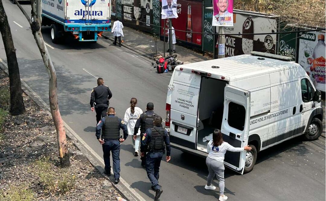 Motociclista muere aplastado por camioneta repartidora en Tlalpan