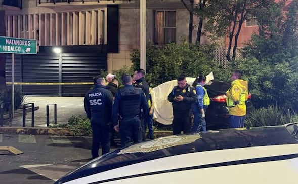 Auto, balas y fuga: Motosicarios se echan a una pareja sobre Paseo de la Reforma 