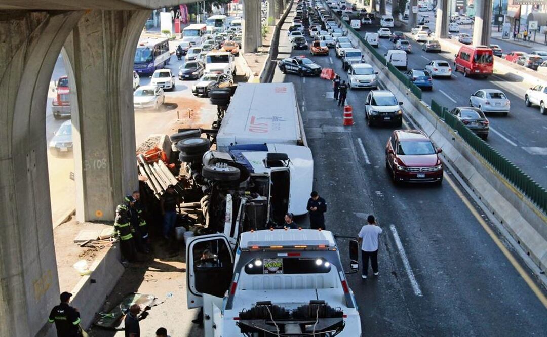 Chofer acuesta tráiler y muere prensado en la cabina, sobre Periférico Norte