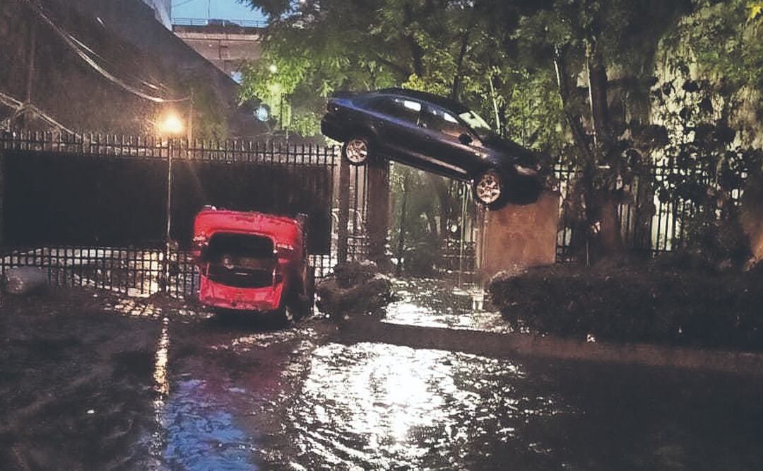 Rescatan al auto que quedó ensartado en una reja, tras la intensa lluvia en Álvaro Obregón