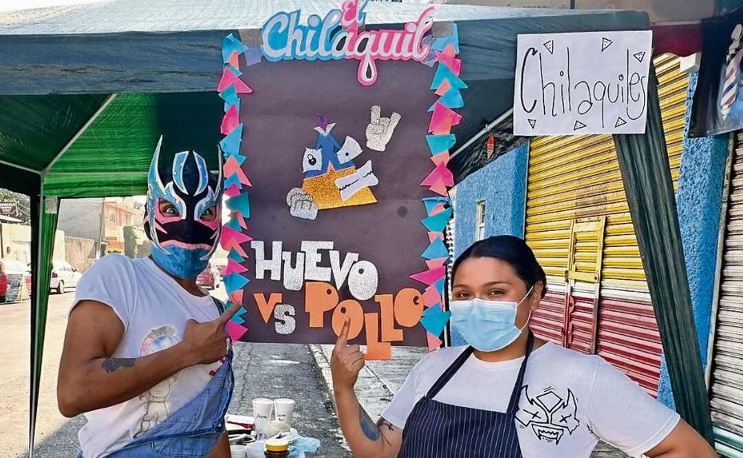 Luchador y su esposa conquistan el paladar de los nezatlense con El Chilaquil Enmascarado