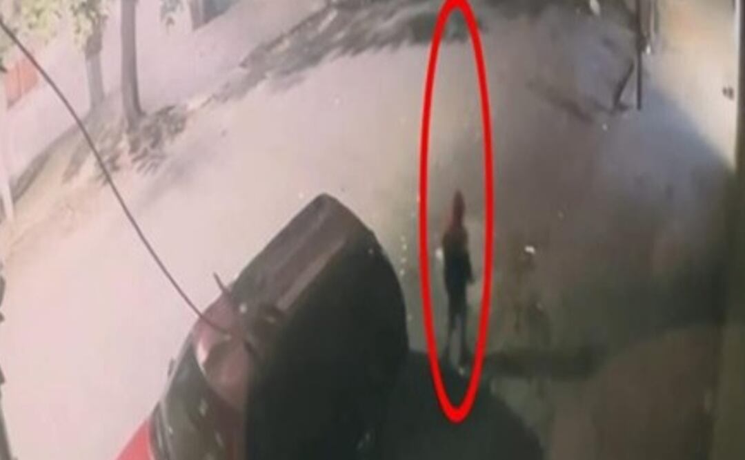 Cámaras captan a hombre dejando camioneta con cadáver cubierto con lona de Taboada