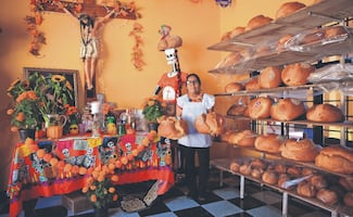 Muchos huevos y noches sin dormir para que no falte el pan de muerto
