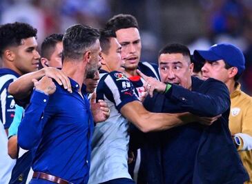 ¿Efraín Juárez deja en ridículo a Pumas? Así fue la pelea con Demichelis