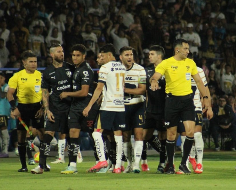 Arbitraje Pumas vs Rayados. Foto: (Maritza Villagómez. El Gráfico)