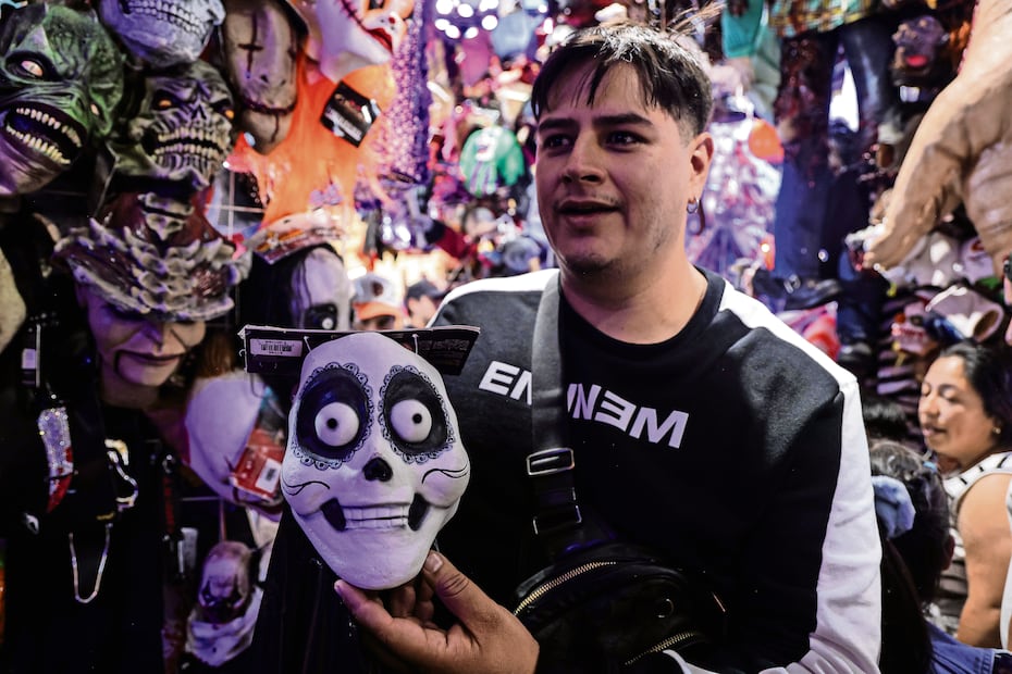 CIUDAD DE MÉXICO 27/10/2026
Venta de disfraces de Halloween en el Mercado de Sonora
FOTOS Gabriel Pano / El Gráfico