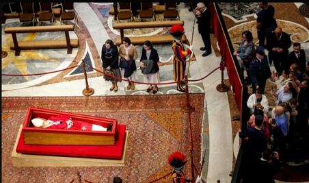 El papa Francisco reposa en el Altar de la Confesión para recibir el último adiós