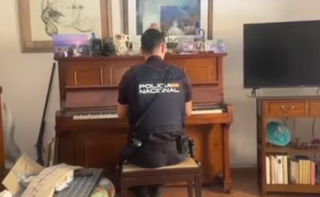 Policía en España toca el piano para calmar a abuelita que sufrió un intento de asalto