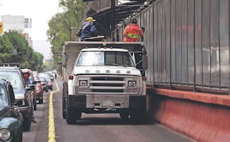 ¿Placas foráneas o motocicletas? Estos son los vehículos que más invaden el carril del Metrobús