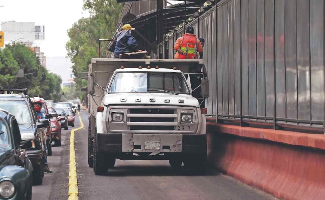 ¿Placas foráneas o motocicletas? Estos son los vehículos que más invaden el carril del Metrobús. Foto: (Cuartoscuro)