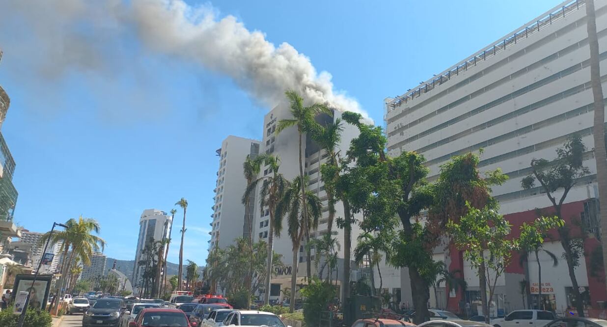 FOTOS Y VIDEOS: Fuerte incendio consume el Hotel Emporio, en Acapulco