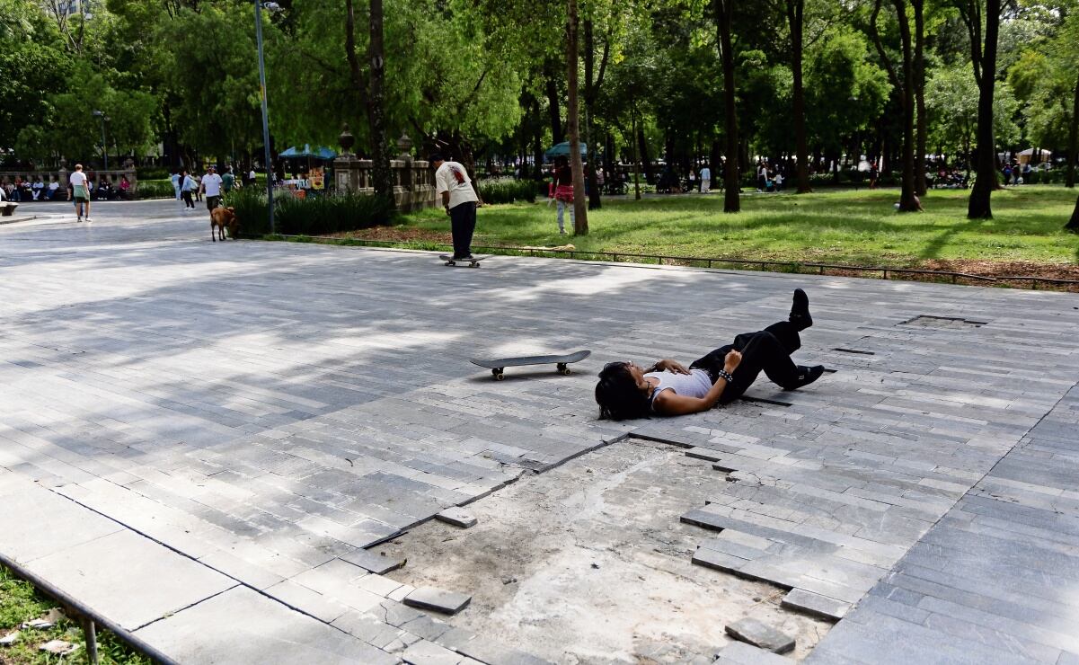 ¡Una manita de gato, por favor! La Alameda Central luce descuidada y llena de ambulantes 