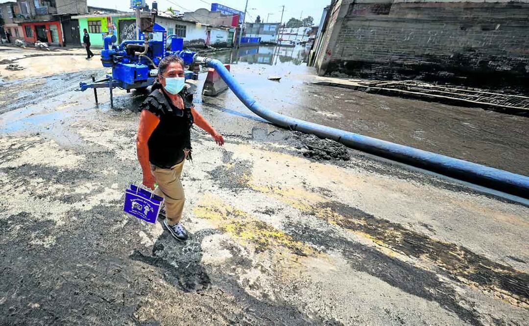 Baja el nivel del agua en calles de Chalco, algunas casas siguen inundadas
