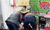 Mujeres en moto eléctrica balean a hombre afuera de una taquería, en Naucalpan