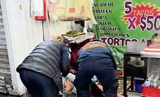 Mujeres en moto eléctrica balean a hombre afuera de una taquería, en Naucalpan