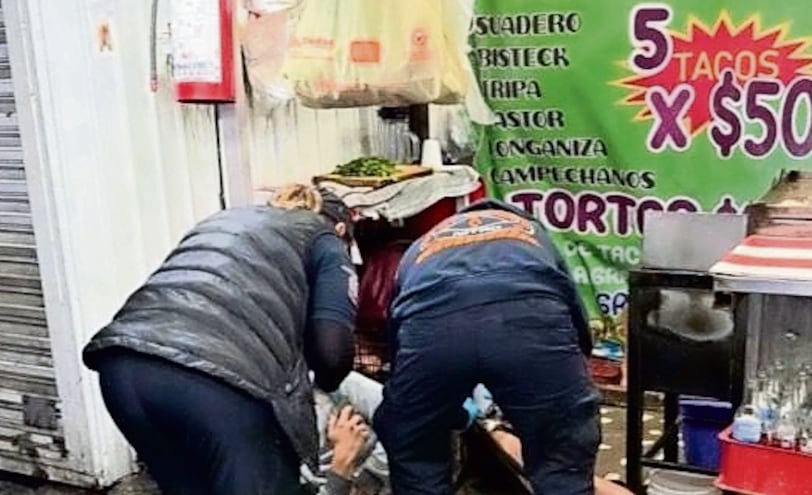 Mujeres en moto eléctrica balean a hombre afuera de una taquería, en Naucalpan