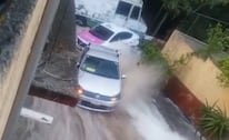 Fuga de agua desata "cascada" en Álvaro Obregón y arrastra autos; hay viviendas dañadas