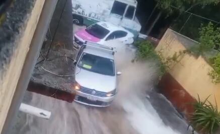 Fuga de agua desata "cascada" en Álvaro Obregón y arrastra autos; hay viviendas dañadas